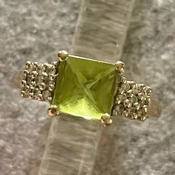 14k gold and Princess cut Peridot ring - Picture 3 of 12
